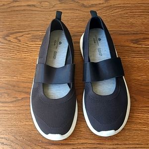 Size 8 Clark's black and white cloudsteppers pull on shoe